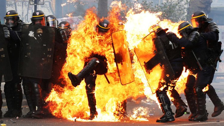 VIDEO: Choques entre policías y manifestantes en las protestas contra Marine Le Pen en París