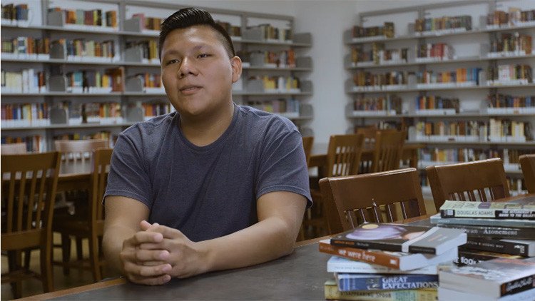 Es hijo de inmigrantes mexicanos y fue aceptado en 18 universidades de EE.UU.