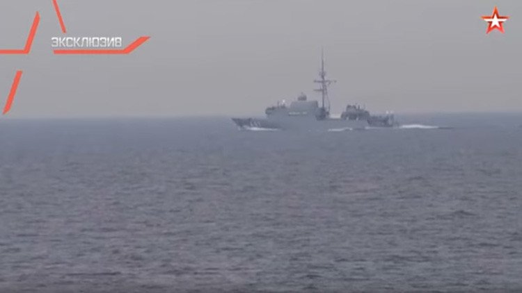VIDEO: Un buque de la OTAN "cruza el paso" a una fragata rusa en aguas neutrales