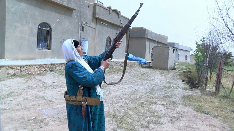 VIDEO: Mujeres iraquíes toman las armas para proteger su ciudad del Estado Islámico 