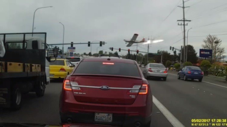 Una avioneta se estrella en medio de una carretera de EE.UU.