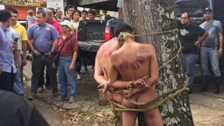 Venezuela: La fotografía de los hombres amarrados a un árbol es un "falso positivo"