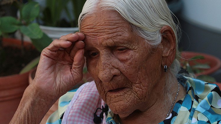 Banco le niega una tarjeta con su pensión a una mujer mexicana por ser "demasiado vieja"
