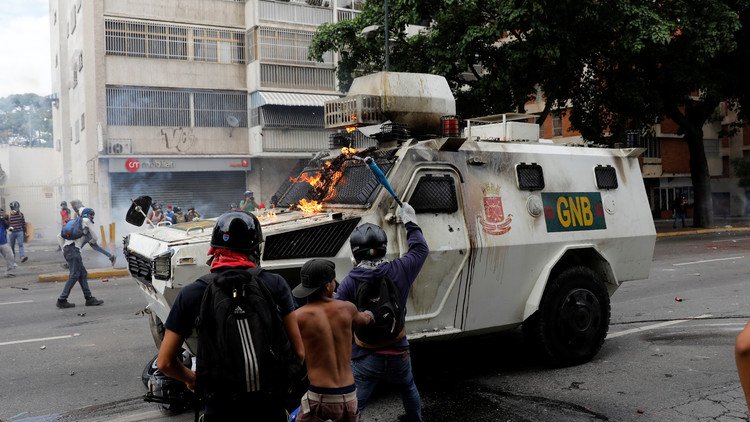 FUERTES IMÁGENES: Grupos violentos de la oposición arremeten contra tanquetas en Caracas
