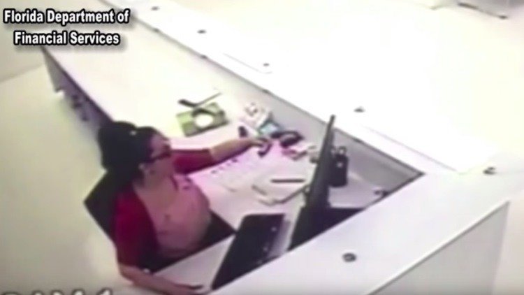 Una mujer se daña el rostro con un aspersor roto para reclamar una indemnización 