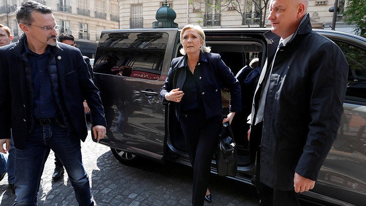 VIDEO: Lanzan huevos y abuchean a Marine Le Pen durante una visita a la Bretaña