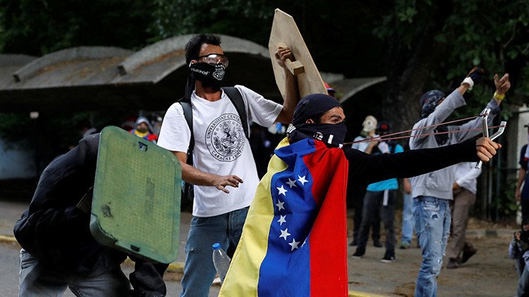 ¿Escalada de violencia? Gobierno venezolano denuncia que oposición opta por "lucha armada"