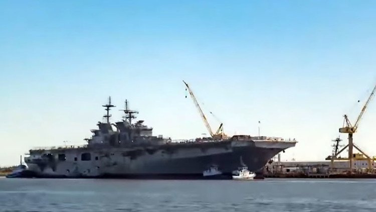 La Marina de EE.UU. bota un colosal barco de guerra de 46.000 toneladas (VIDEO)