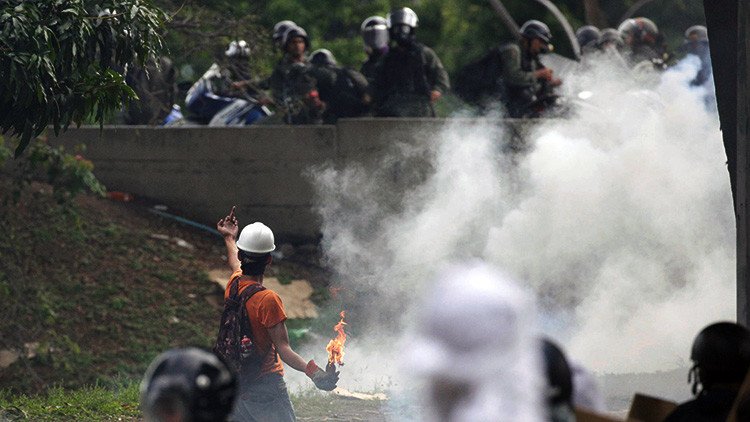 Venezuela: Filman cómo un grupo violento prepara bombas molotov en Caracas