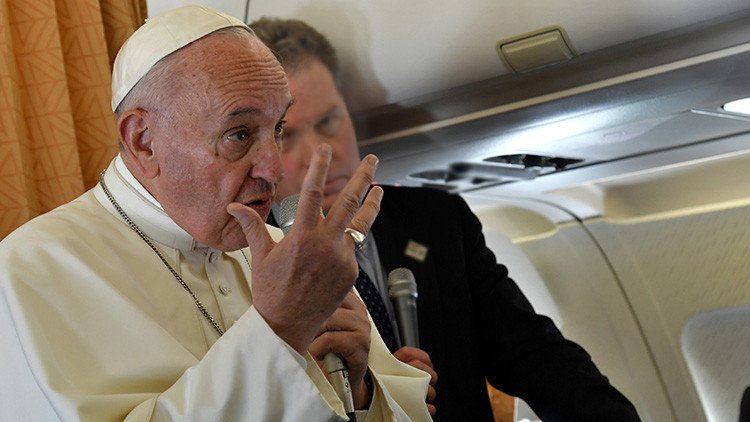 El papa Francisco confiesa que le "avergüenza" que se llame "madre" a una bomba
