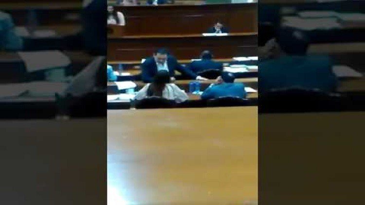 México: Difunden el supuesto acoso de un diputado del PRI a una compañera en plena sesión (VIDEO)