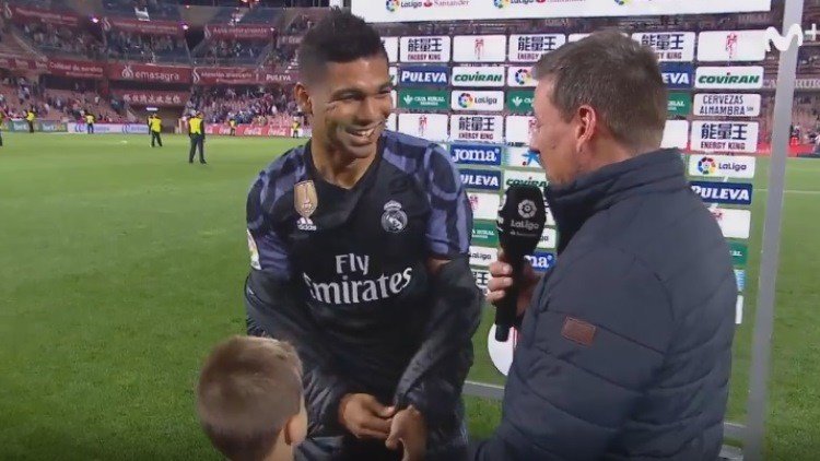 Un niño interrumpe una entrevista con un jugador del Real Madrid para pedirle la camiseta