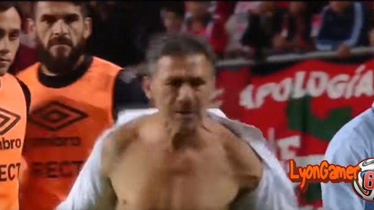 Un entrenador argentino 'se rasga las vestiduras' literalmente