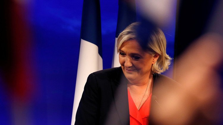 VIDEO: Marine Le Pen baila tras perder las elecciones en Francia