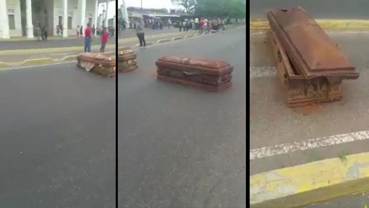 Venezuela: Manifestantes bloquean calles con ataúdes de tumbas profanadas (VIDEO)