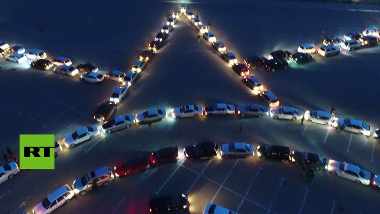 Estos 600 autos alineados formaron algo que solo se puede ver desde las alturas 