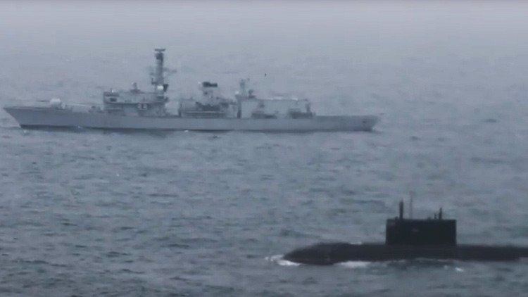 VIDEO: Una fragata británica escolta a un 'agujero negro' ruso a través del canal de la Mancha