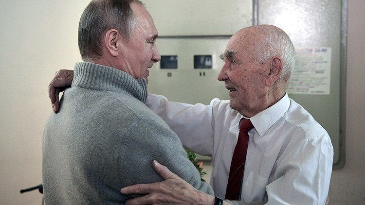 Putin visita a su antiguo jefe en el KGB por su 90 cumpleaños