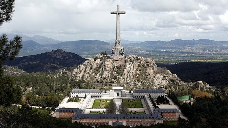 España: El Congreso pide la exhumación de Franco y su traslado fuera del Valle de los Caídos