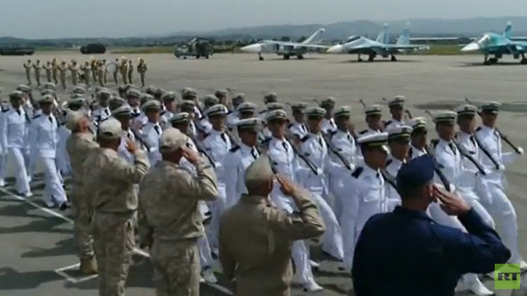 El desfile del Día de la Victoria en la base aérea rusa en Siria, a vista de dron (VIDEO)