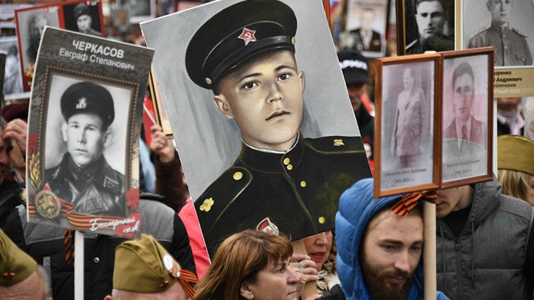 VIDEO: El Regimiento Inmortal reúne un número récord de participantes en Moscú