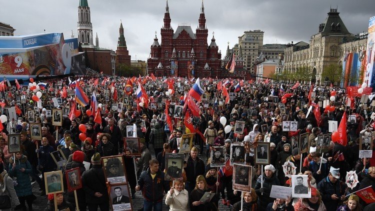 Al embajador de EE.UU. en Rusia le encantan las marchas del Regimiento Inmortal