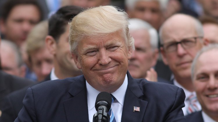 "Una broma hecha con Photoshop": La Red se burla de Trump tras cambiar imagen de fondo de su Twitter