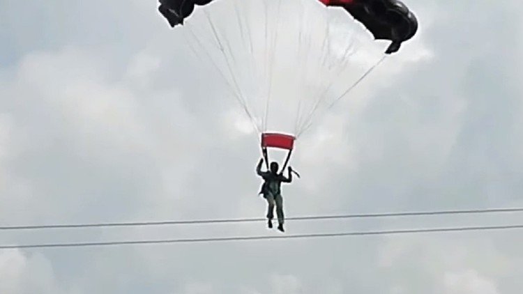 Graban el momento en que una paracaidista cae sobre un tendido eléctrico