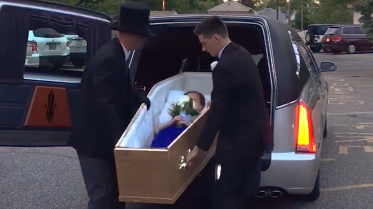 Video: Una joven llega a su fiesta de graduación dentro de un ataúd