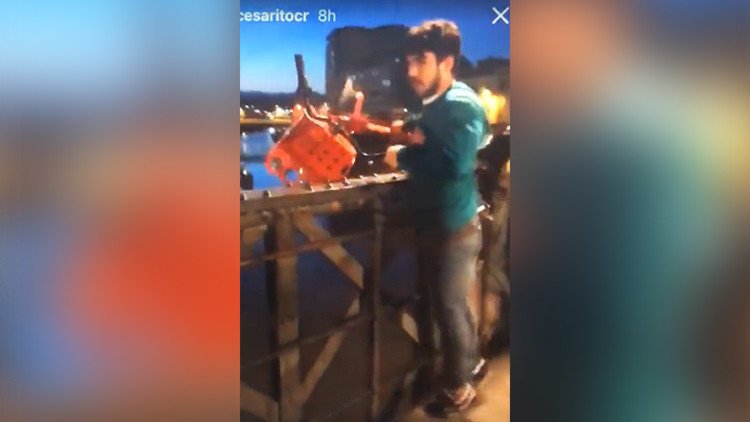 Sube a Instagram un video lanzando una bici pública a un río y la Policía lo detiene (VIDEO)