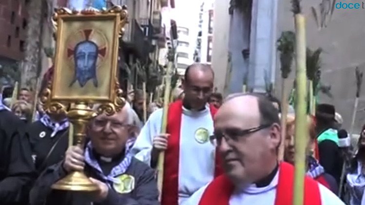 España: Una adolescente 'devota del diablo' profana una reliquia que supuestamente tocó Jesucristo