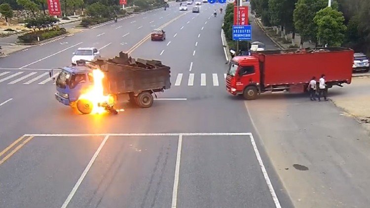 Un camionero salva a un motorista de morir en un brutal incendio