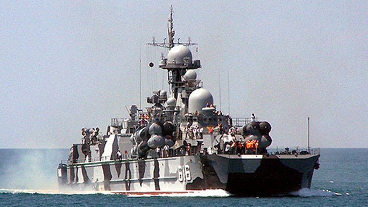 Barcos lanzamisiles rusos realizan ejercicios de artillería en el mar Negro