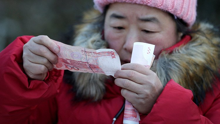 El yuan chino cae aún más en las bolsas