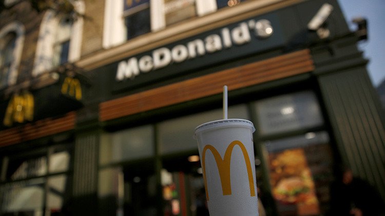 Una empleada de McDonald's arroja agua hirviendo a un niño que "molestaba a los clientes"