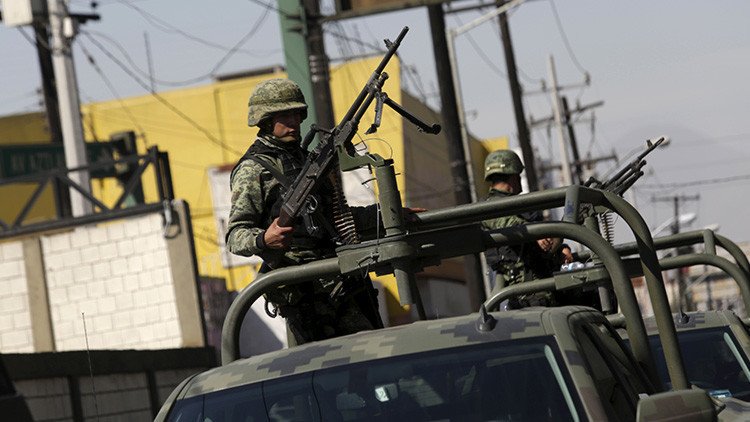 FUERTES IMÁGENES: Militar mexicano ejecuta de un disparo en la cabeza a un detenido