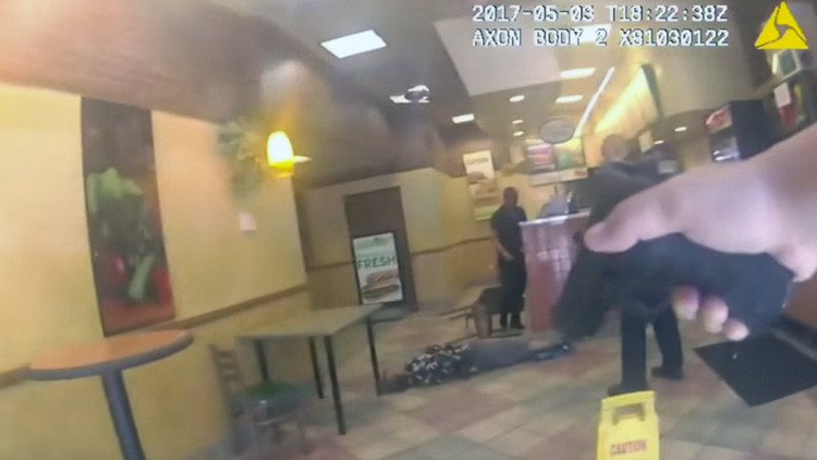 EE.UU.: Policía mata a un hombre en un restaurante de Subway (Video)