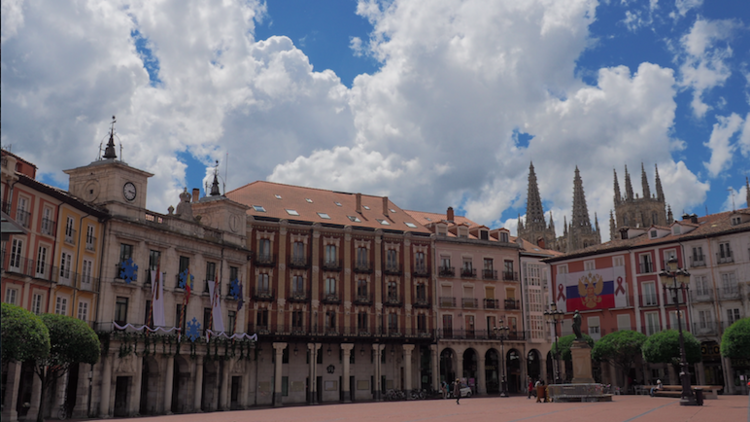 "He recibido presiones y amenazas": ¿quién cuelga banderas rusas en la Plaza Mayor de Burgos?