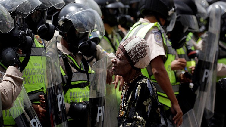 Policía antidisturbios venezolano: "A los encapuchados les pagan y les dan drogas"