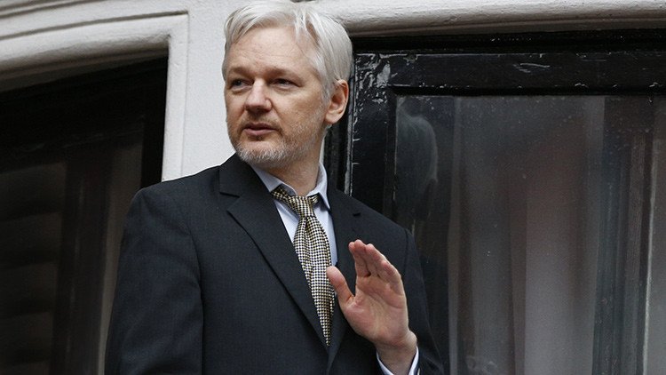 Assange estudia demandar a uno de los candidatos para el puesto de director del FBI