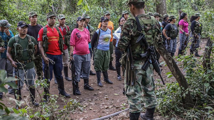 Colombia: Primeros guerrilleros de las FARC realizan un desarme completo