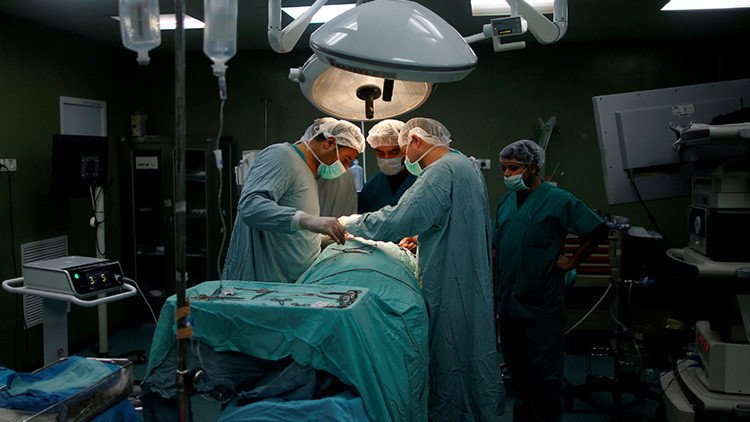 'Doctor peligro': Cirujano con "mala visión", suspendido por extirpar órganos equivocados 