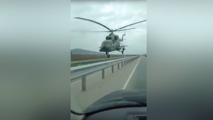 Un helicóptero vuela a pocos metros sobre una carretera en Chechenia (VIDEO)
