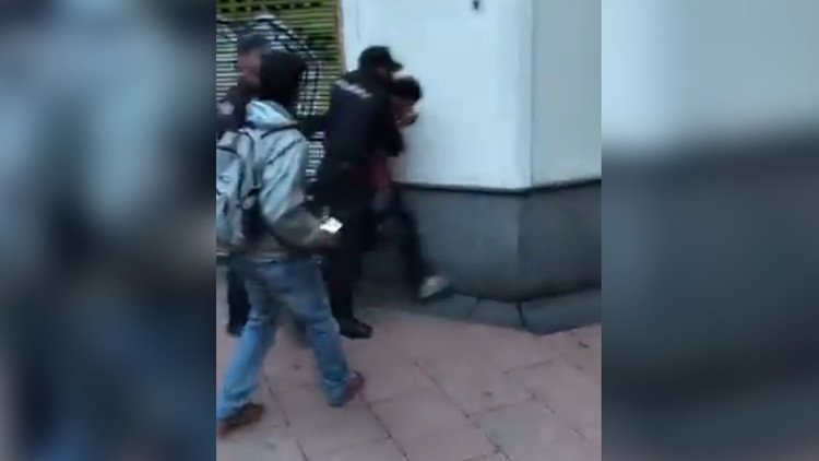 VIDEO: Confunden a un opositor con un partidario de Maduro e intentan atacarlo en Madrid