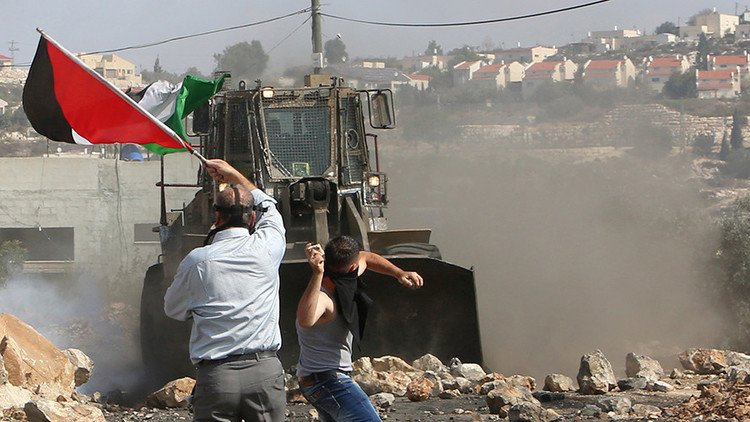 Soldados israelíes observan indiferentes ataques de colonos judíos contra palestinos (Video)