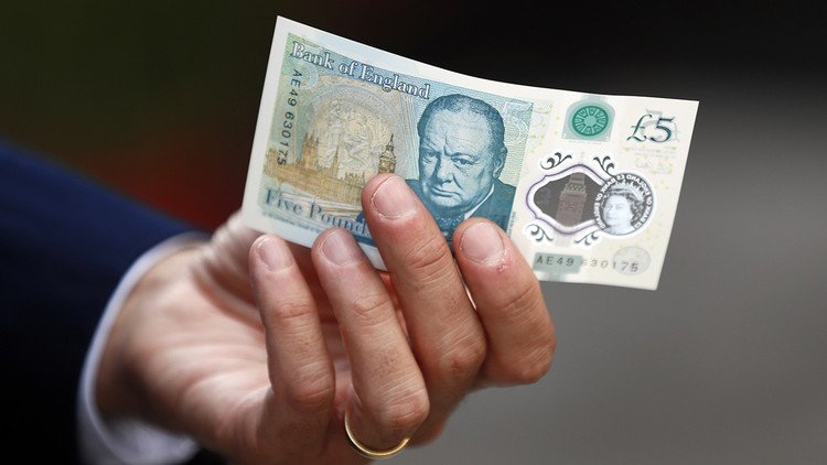 ¡Hasta las narices! Los cocainómanos británicos se quejan de los nuevos billetes de 5 libras 