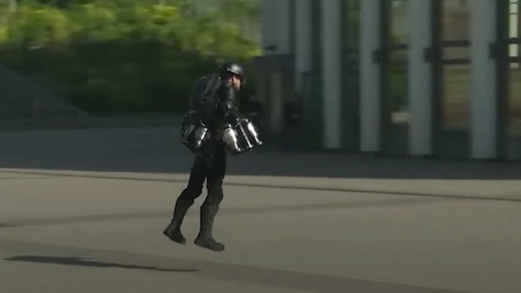 VIDEO: Un inventor se convierte en Iron Man para probar su traje volador