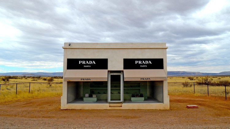 Qué hace esta tienda de Prada en mitad del desierto de Texas si nunca abre  sus puertas? - RT
