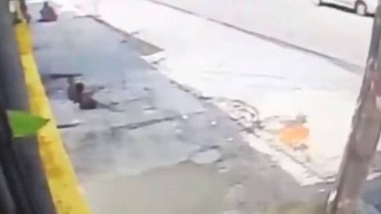 Dos niños brasileños evitan 'de milagro' ser aplastados por un coche descontrolado