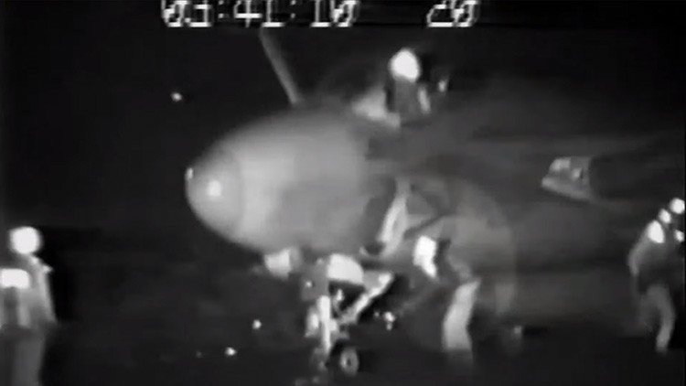 El escalofriante video de un soldado de EE.UU. absorbido por el motor de un caza sacude la Red